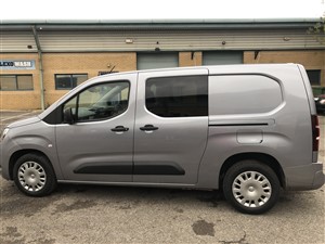 Citroen Berlingo 2019 onward nearside front fixed glass in privacy (Mark3)